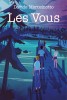 couverture du livre 'Les Vous'. Elle est dans les tons bleus. On voit des sapins, un ponton sur un lac et des personnages qui avancent sur ce ponton. Il y a une ombre qui n'est attachée à aucun personnage.