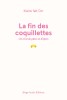 couverture du livre 'La fin des coquillettes : un récit de pâtes et d'épées'. Elle est claire et très sobre : le nom de l'autrice en haut, le titre en-dessous, le dessin d'une coquillette solitaire au centre, et le nom de la maison d'édition, Binge Audio, tout en bas.