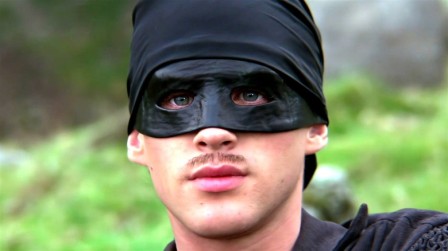 On voit un homme blanc en gros plan, il porte un bandeau noir sur la tête et un masque noir autour des yeux. C'est Westley, un personnage de Princess Bride.